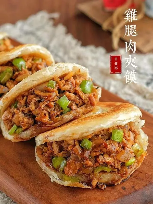 手抓饼鸡腿肉夹馍（香到流口水） 用料 · 鸡腿（6只） · 手抓饼（4张） · 青椒（1个） · 洋葱（1/3个） · 八角（2颗） · 桂皮（1块） ·